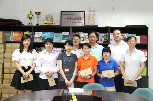 公司工会领导与获奖者合影 公司工会领导与获奖者合影