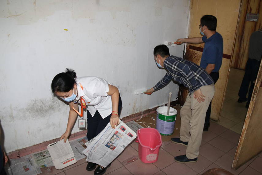 明珠商业党支部组织党员开展“粉刷墙体 美化环境”义务劳动