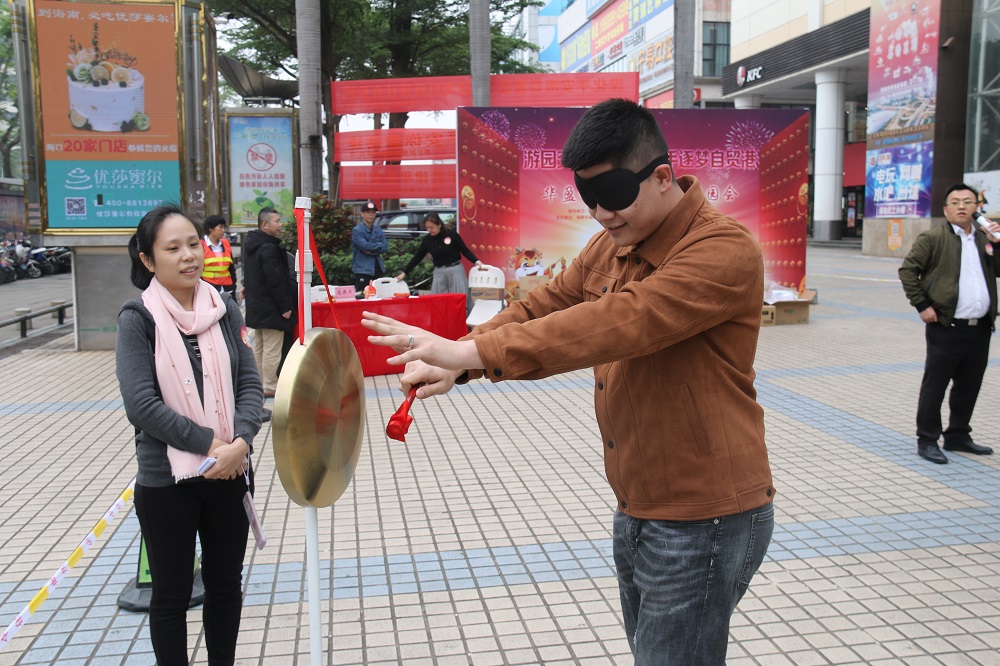 活动内容丰富多彩,形式新颖有趣,共设置了猜灯谜,欢乐套圈,蒙眼敲锣